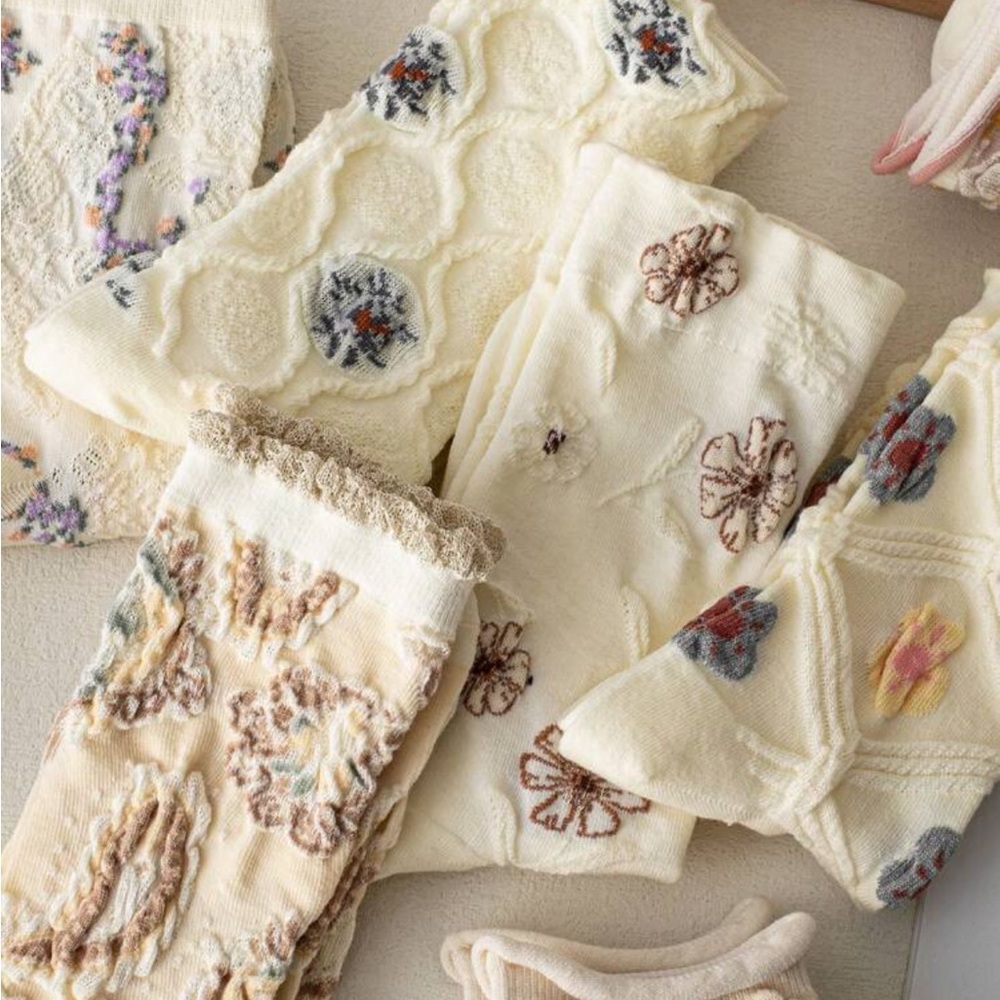 7 pair Women MultiColor Vintage Floral Socks-NIP - Picture 4 of 5